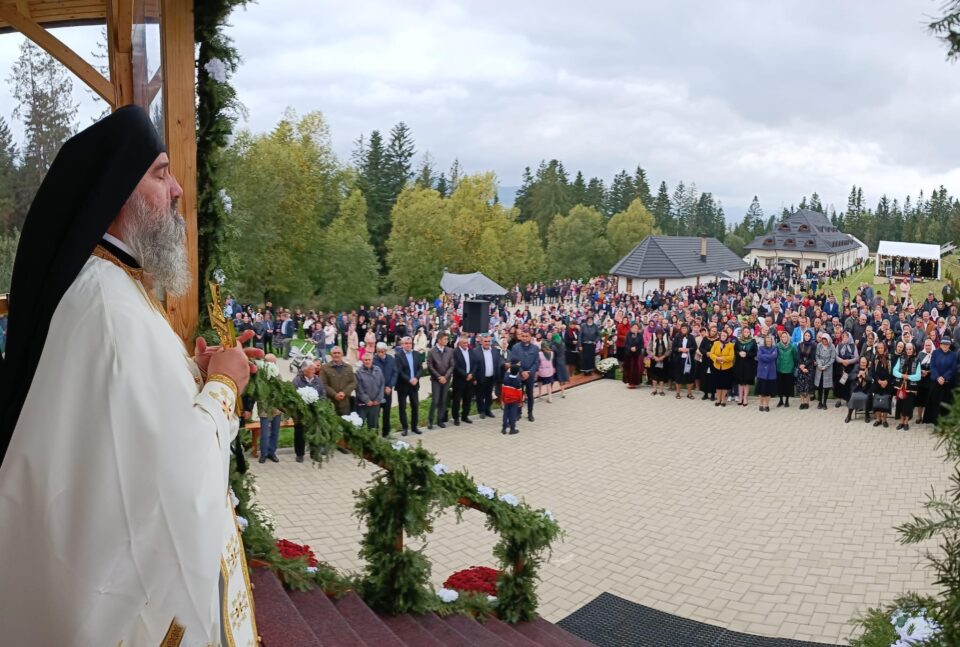 Arhimandritul Nectarie predicând mulțimii despre prezența Maicii Domnului în viață noastră