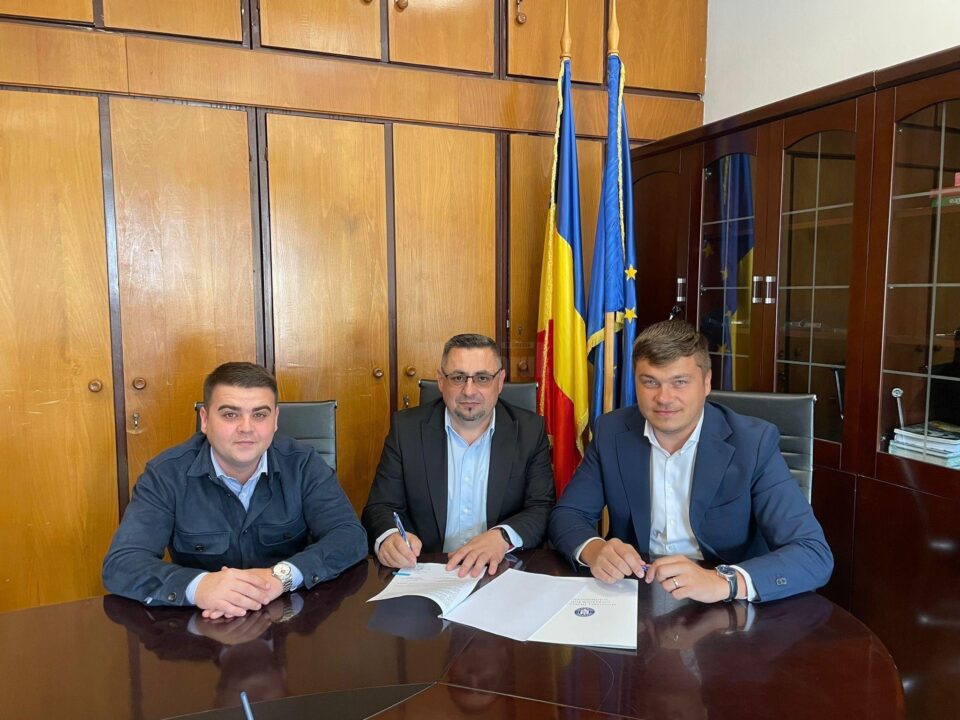 Gheorghe Șoldan, prezent alături de primarul din Arbore la semnarea unui nou contract pentru modernizarea unor drumuri Gheorghe Șoldan, prezent alături de primarul din Arbore la semnarea unui nou contract pentru modernizarea unor drumuri