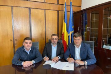 Gheorghe Șoldan, prezent alături de primarul din Arbore la semnarea unui nou contract pentru modernizarea unor drumuri