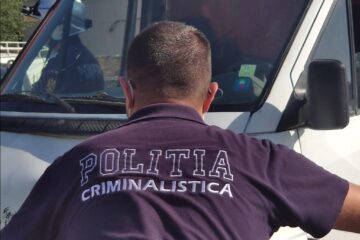 Din locuință au fost ridicate amprente și alte indicii care se speră că vor ajuta la prinderea hoților