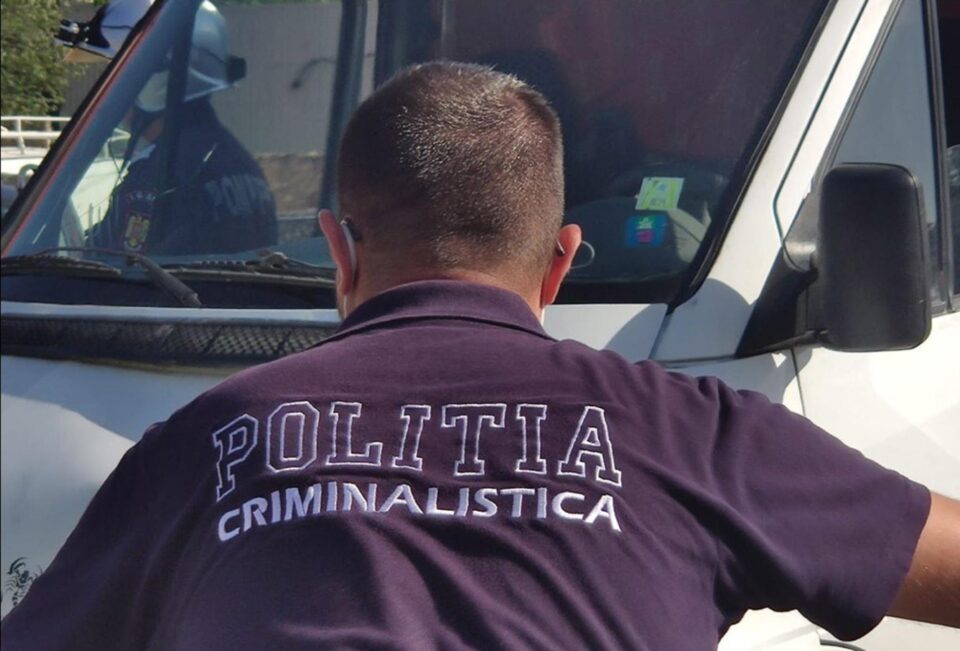 Din locuință au fost ridicate amprente și alte indicii care se speră că vor ajuta la prinderea hoților Din locuință au fost ridicate amprente și alte indicii care se speră că vor ajuta la prinderea hoților