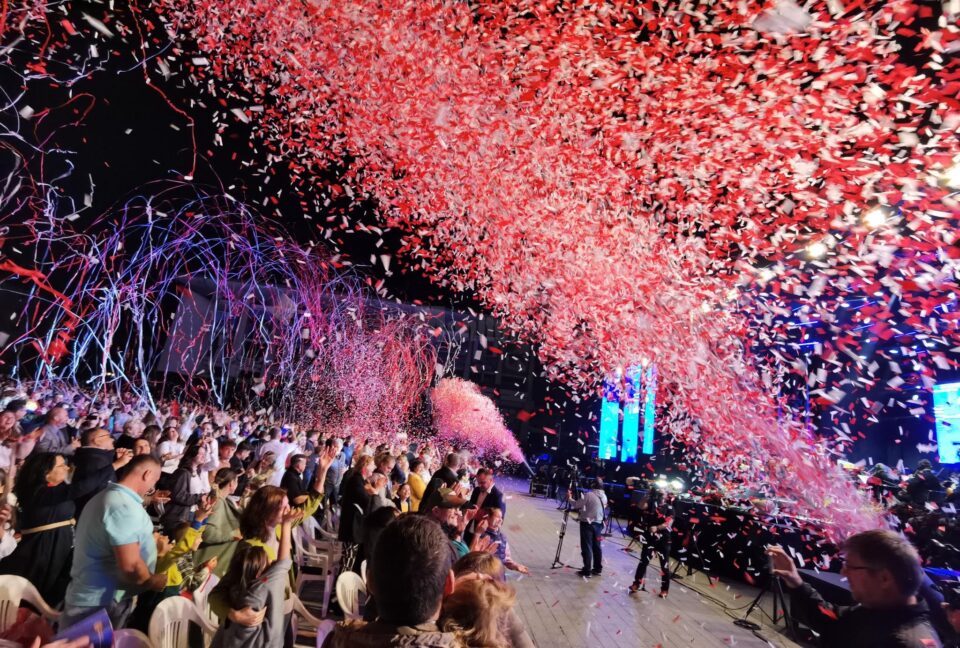 Ploaie confetti colorate peste publicul entuziasmat, la finele ”Simfoniilor de toamnă”