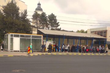 Aglomerație la ghișeele TPL Suceava în prima zi de eliberare a abonamentelor de călătorii gratuite pentru pensionari, valabile un an de zile