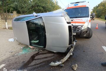 Autoturism răsturnat pe partea carosabilă, la Bunești