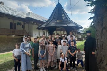 Peste o sută de copii au beneficiat de vacanțe gratuite la munte, cu sprijinul Asociației Culturale „Sfântul Mitropolit Dosoftei”