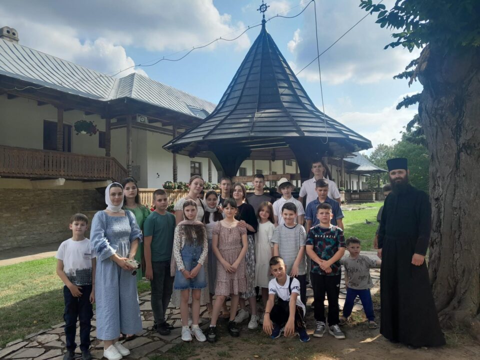 Peste o sută de copii au beneficiat de vacanțe gratuite la munte, cu sprijinul Asociației Culturale „Sfântul Mitropolit Dosoftei”