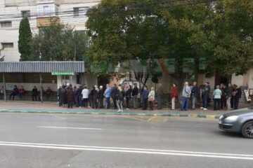 Aglomerație la ghișeele TPL și în treia zi de eliberare a abonamentelor de transport gratuit pentru pensionari