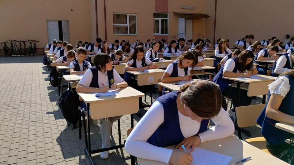 Dictare colectivă în aer liber, cu 100 de elevi, în curtea liceului din Dumbrăveni