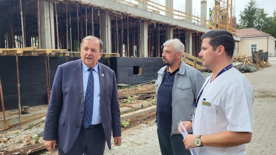 Președintele CJ Suceava, Gheorghe Flutur, a efectuat o vizită de lucru pe șantier împreună cu managerul unității medicale, dr. Alexandru Calancea, și inginerul Sorin Sireteanu Președintele CJ Suceava, Gheorghe Flutur, a efectuat o vizită de lucru pe șantier împreună cu managerul unității medicale, dr. Alexandru Calancea, și inginerul Sorin Sireteanu
