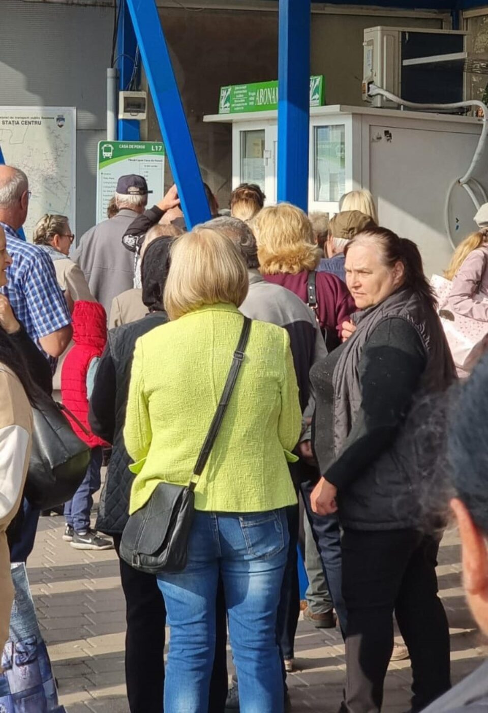 Aglomerație la ghișeele TPL și în treia zi de eliberare a abonamentelor de transport gratuit pentru pensionari