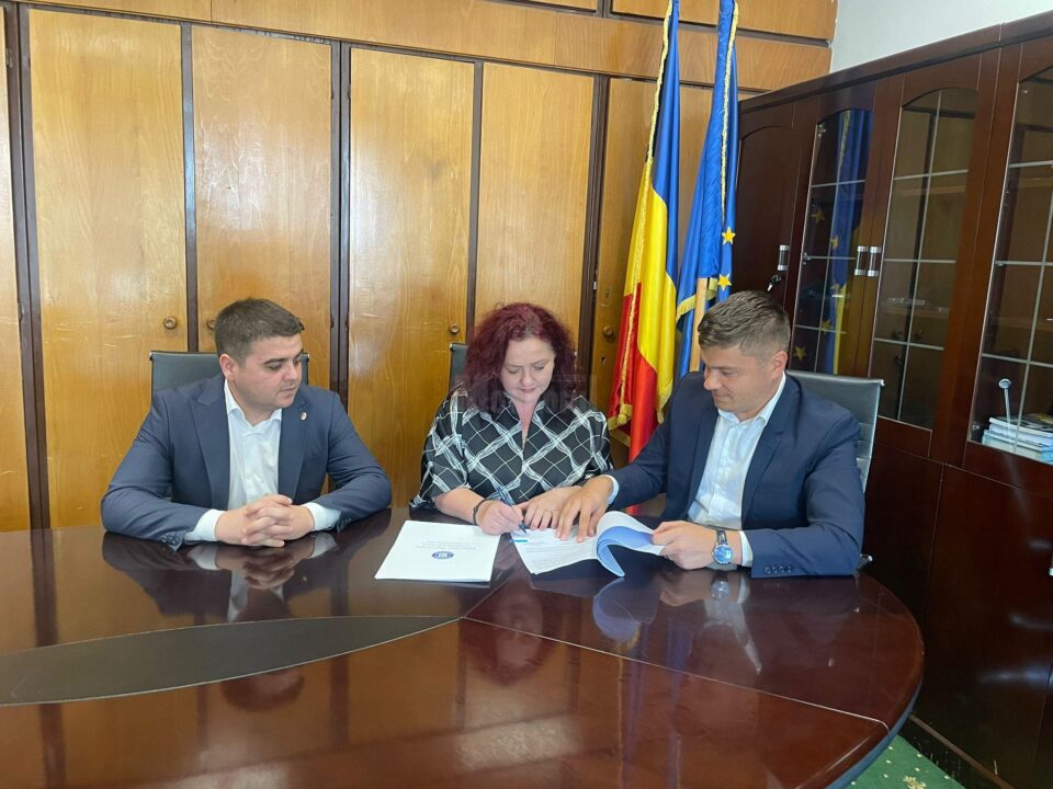 Deputatul Gheorghe Șoldan a fost prezent alături de primarul din Berchișești, Violeta Țăran la semnarea unui contract de 12,5 milioane de lei Deputatul Gheorghe Șoldan a fost prezent alături de primarul din Berchișești, Violeta Țăran la semnarea unui contract de 12,5 milioane de lei