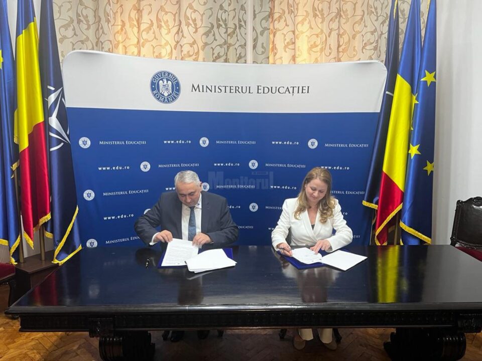 Prof. univ. dr. ing. Valentin Popa, rectorul Universității „Ștefan cel Mare” din Suceava (USV), și Ligia Deca, ministrul Educației