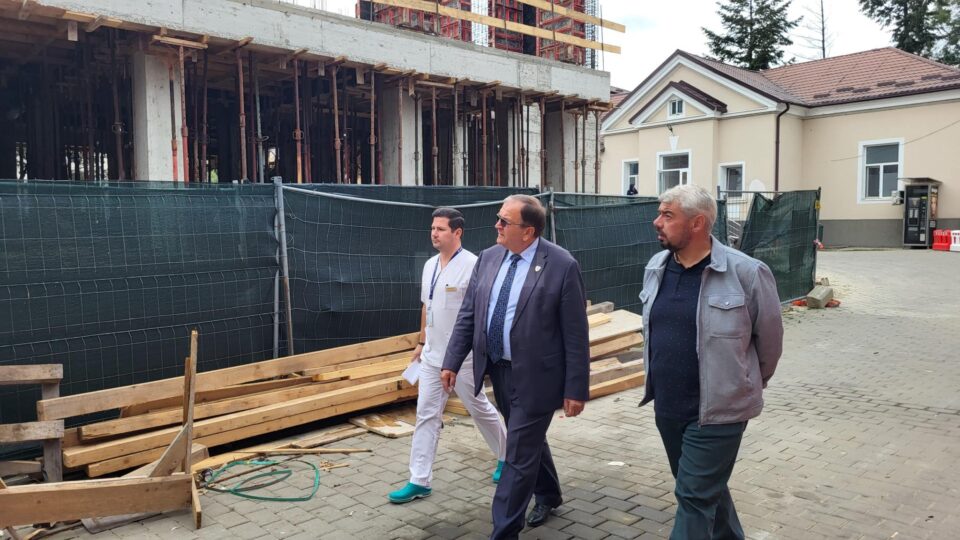 Președintele CJ Suceava, Gheorghe Flutur, a efectuat o vizită de lucru pe șantier împreună cu managerul unității medicale, dr. Alexandru Calancea, și inginerul Sorin Sireteanu