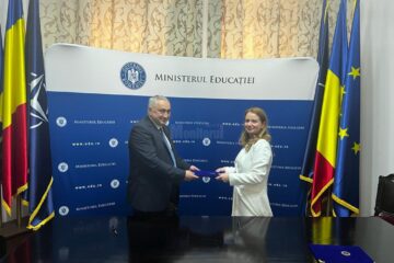 Prof. univ. dr. ing. Valentin Popa, rectorul Universității „Ștefan cel Mare” din Suceava (USV), și Ligia Deca, ministrul Educației