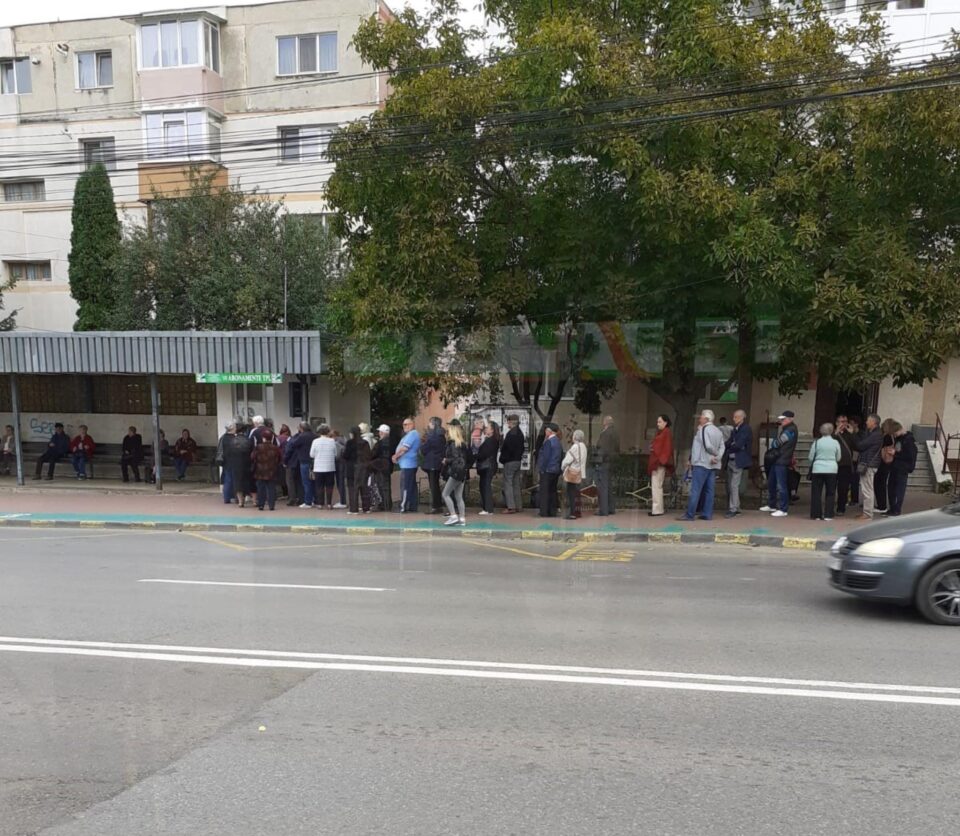 Aglomerație la ghișeele TPL și în treia zi de eliberare a abonamentelor de transport gratuit pentru pensionari