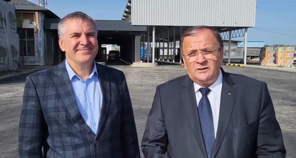 Președintele CJ Suceava, Gheorghe Flutur, și primarul orașului Siret, Adrian Popoiu, au verificat lucrările din vama cu Ucraina Președintele CJ Suceava, Gheorghe Flutur, și primarul orașului Siret, Adrian Popoiu, au verificat lucrările din vama cu Ucraina