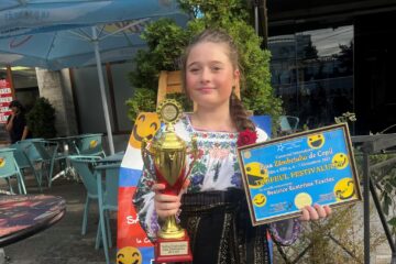 Tcaciuc Beatrice, eleva în clasa a V-a, a obținut Trofeul Festivalului de la Piatra Neamt.jpg