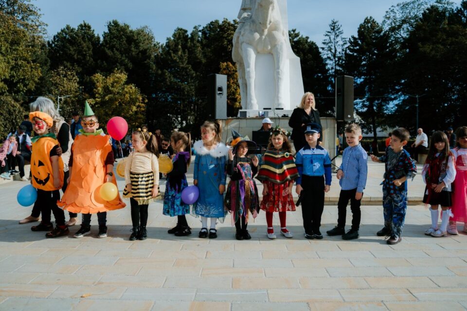 Creativitate și explozie de culoare la „Târgul toamnei” de la Rădăuți, organizat de Școala „Regina Elisabeta”