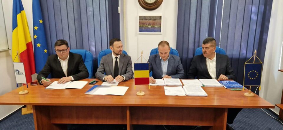 Adrian Haralambrie Bidu (stânga), prezent la semnarea acordului de mediu pentru proiectul de modernizare a liniei ferate Pașcani - Dărmănești Adrian Haralambrie Bidu (stânga), prezent la semnarea acordului de mediu pentru proiectul de modernizare a liniei ferate Pașcani - Dărmănești