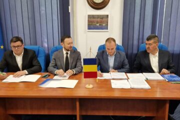 Adrian Haralambrie Bidu (stânga), prezent la semnarea acordului de mediu pentru proiectul de modernizare a liniei ferate Pașcani - Dărmănești