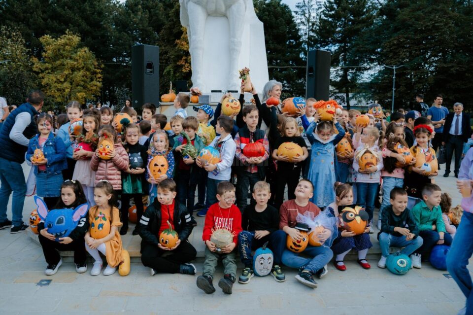 Creativitate și explozie de culoare la „Târgul toamnei” de la Rădăuți, organizat de Școala „Regina Elisabeta”