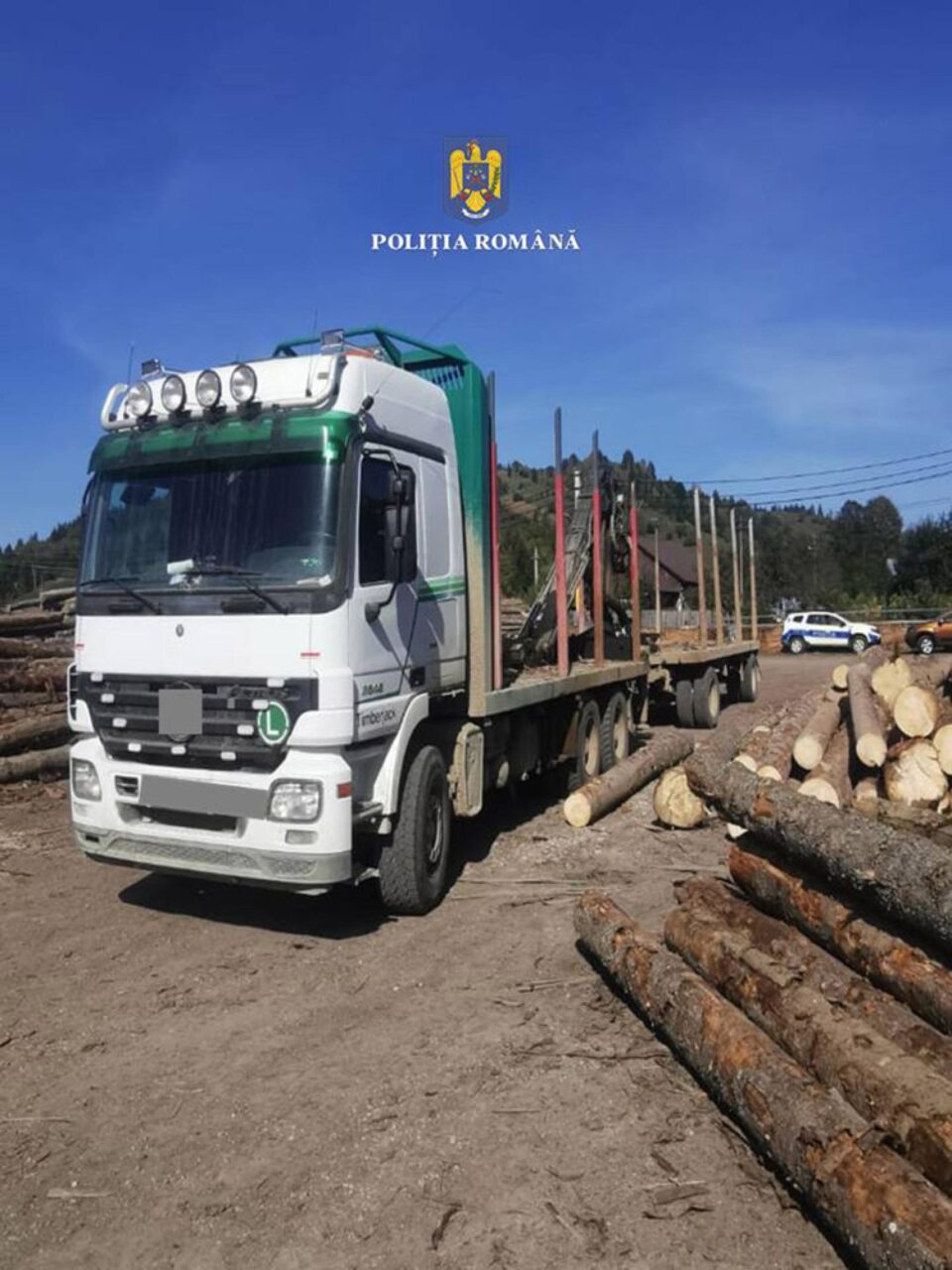 Vehicule folosite la transportul ilegal de material lemnos, în valoare totală de 70.000 de euro, confiscate de polițiști