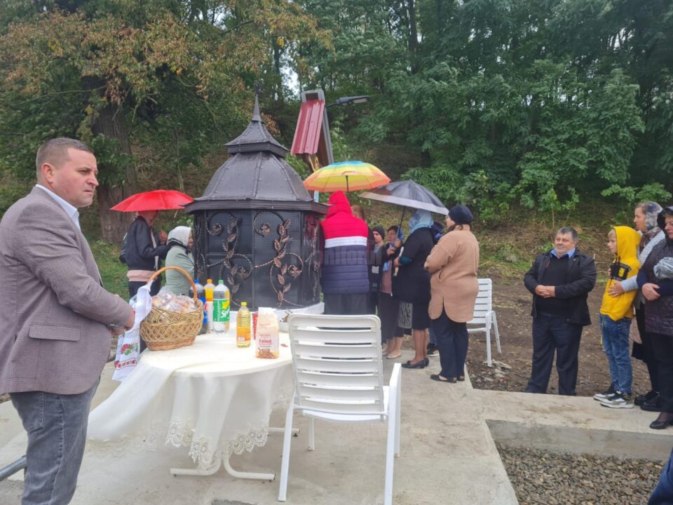Un izvor din Fântânele, refăcut cu sprijinul direct al viceprimarului comunei