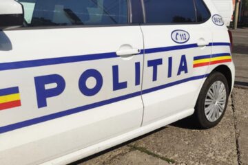 S-a răsturnat cu mașina deși nu avea permis de conducere și a fost prinsă în mașina unui șofer drogat