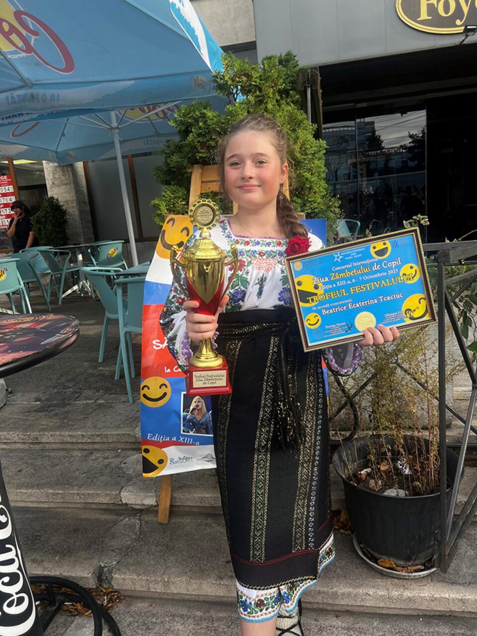 Beatrice Tcaciuc, elevă în clasa a V a, a obținut Trofeul Festivalului de la Piatra Neamț Beatrice Tcaciuc, elevă în clasa a V a, a obținut Trofeul Festivalului de la Piatra Neamț