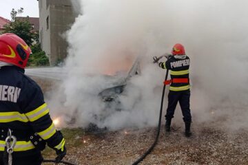 Mașină făcută scrum într-un puternic incendiu