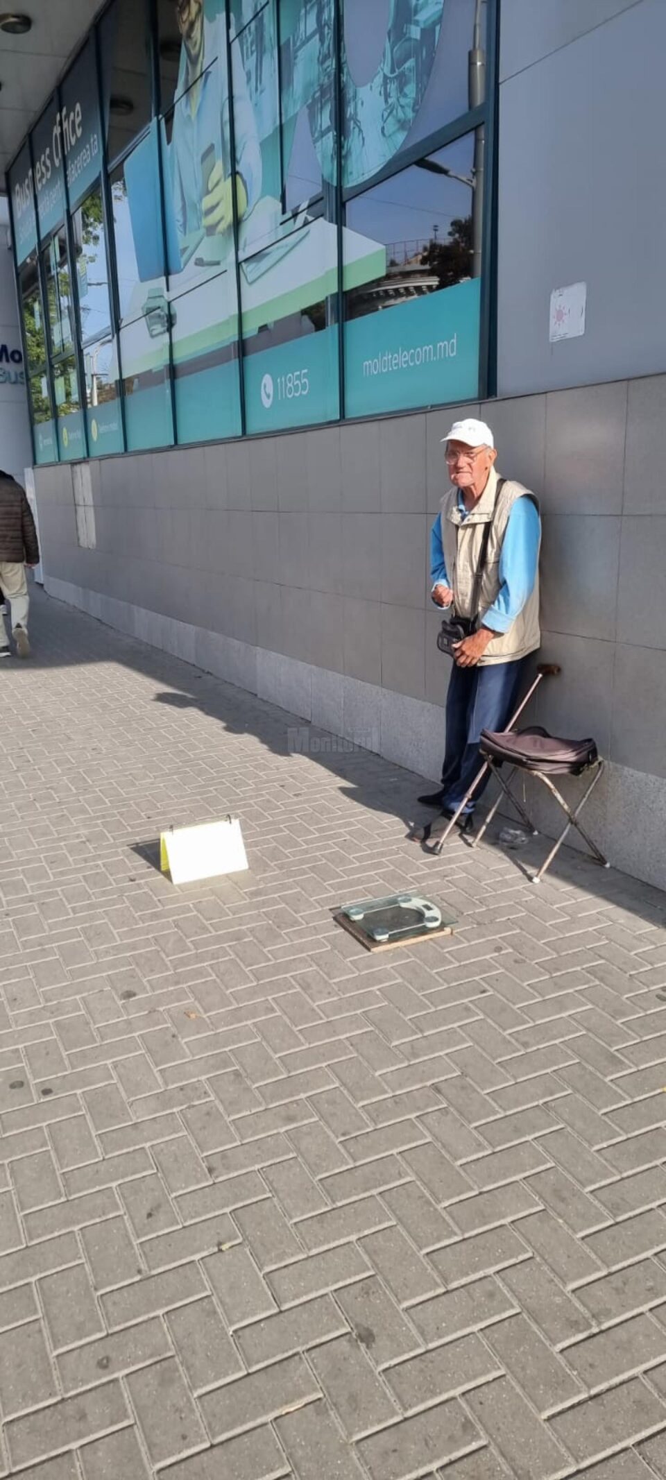 Între cerșetorie și oferirea unui serviciu