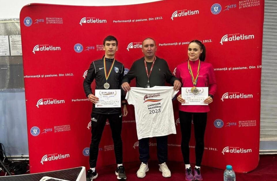 Antrenorul Cristian Prasneac incadrat de sportivii Alexandru Prasneac si Claudia Costiuc Antrenorul Cristian Prasneac incadrat de sportivii Alexandru Prasneac si Claudia Costiuc