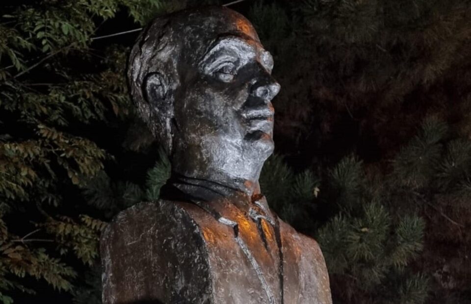 Statuia pictorului Dimitrie Loghin