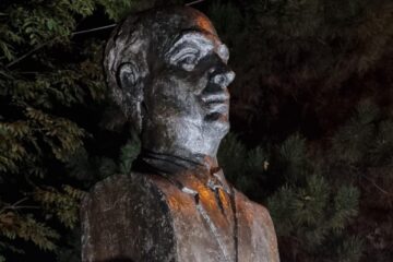 Statuia pictorului Dimitrie Loghin