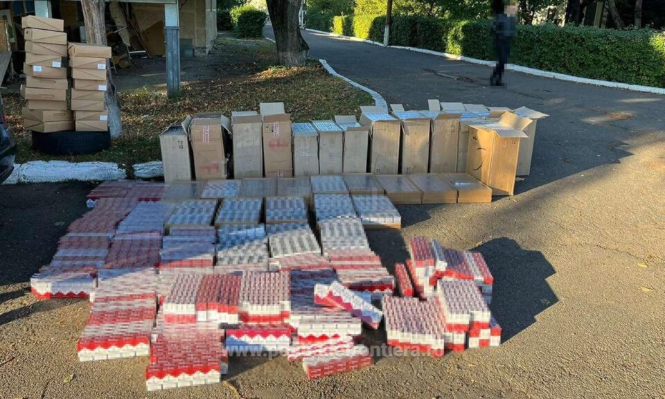 Mașină cu aproape 11.000 de pachete de țigări de contrabandă, oprită pe șoseaua de centură din Rădăuți