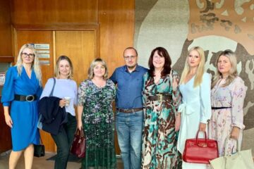 Luminița Mirela Lăzărescu (a treia din stânga) a obținut titlul de doctor în geografie
