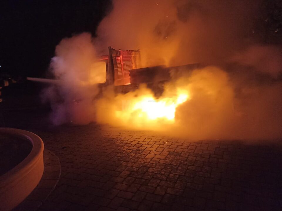 Autoutilitară distrusă în urma unui puternic incendiu