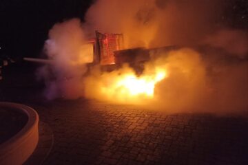 Autoutilitară distrusă în urma unui puternic incendiu