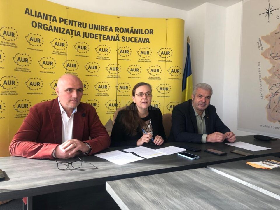 Vicepreședintele AUR Suceava, Aura Bejinari (centru), dă asigurări că acest partid va organiza referendumul pentru familie atunci când va ajunge la guvernare Vicepreședintele AUR Suceava, Aura Bejinari (centru), dă asigurări că acest partid va organiza referendumul pentru familie atunci când va ajunge la guvernare