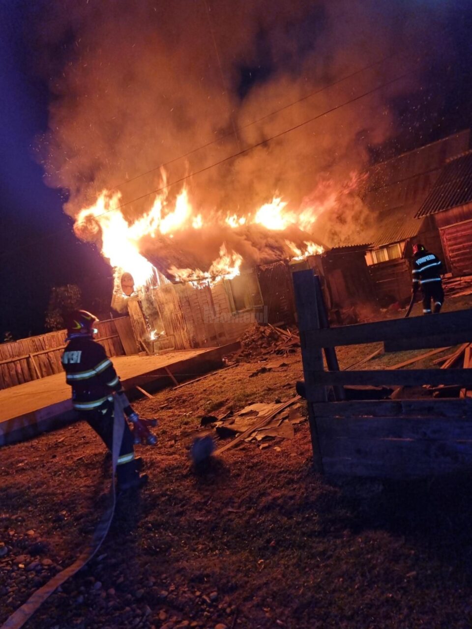 O casă din localitatea Frasin a ars în noaptea de marți spre miercuri