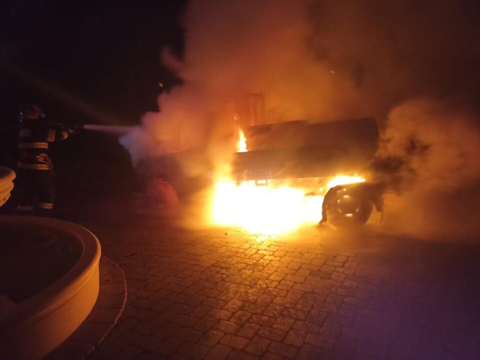 Autoutilitară distrusă în urma unui puternic incendiu