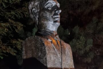 Statuia pictorului Dimitrie Loghin