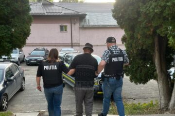 Cioban reținut în arest după ce a bătut cu ciomagul un câine legat