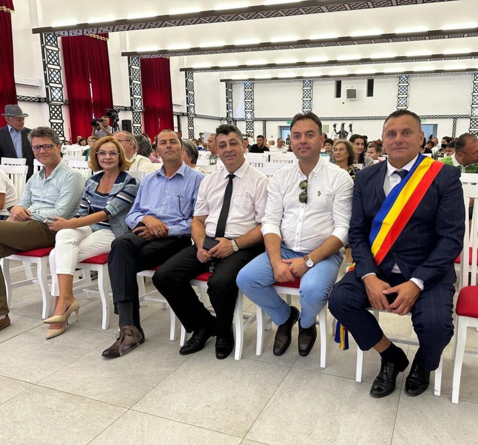 Mirela Adomnicăi l-a felicitat pe primarul Dănuț Candrea pentru transformarea comunei Dorna Candrenilor într-o localitate etalon a județului Mirela Adomnicăi l-a felicitat pe primarul Dănuț Candrea pentru transformarea comunei Dorna Candrenilor într-o localitate etalon a județului