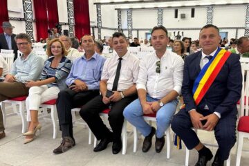 Mirela Adomnicăi l-a felicitat pe primarul Dănuț Candrea pentru transformarea comunei Dorna Candrenilor într-o localitate etalon a județului