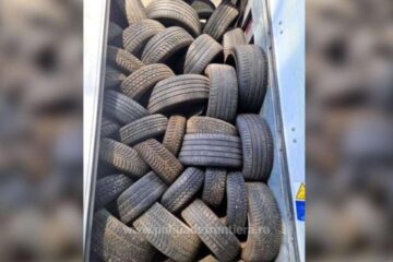 Camionul cu anvelope uzate întors din drum