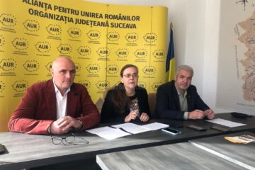 Vicepreședintele AUR Suceava, Aura Bejinari (centru), dă asigurări că acest partid va organiza referendumul pentru familie atunci când va ajunge la guvernare
