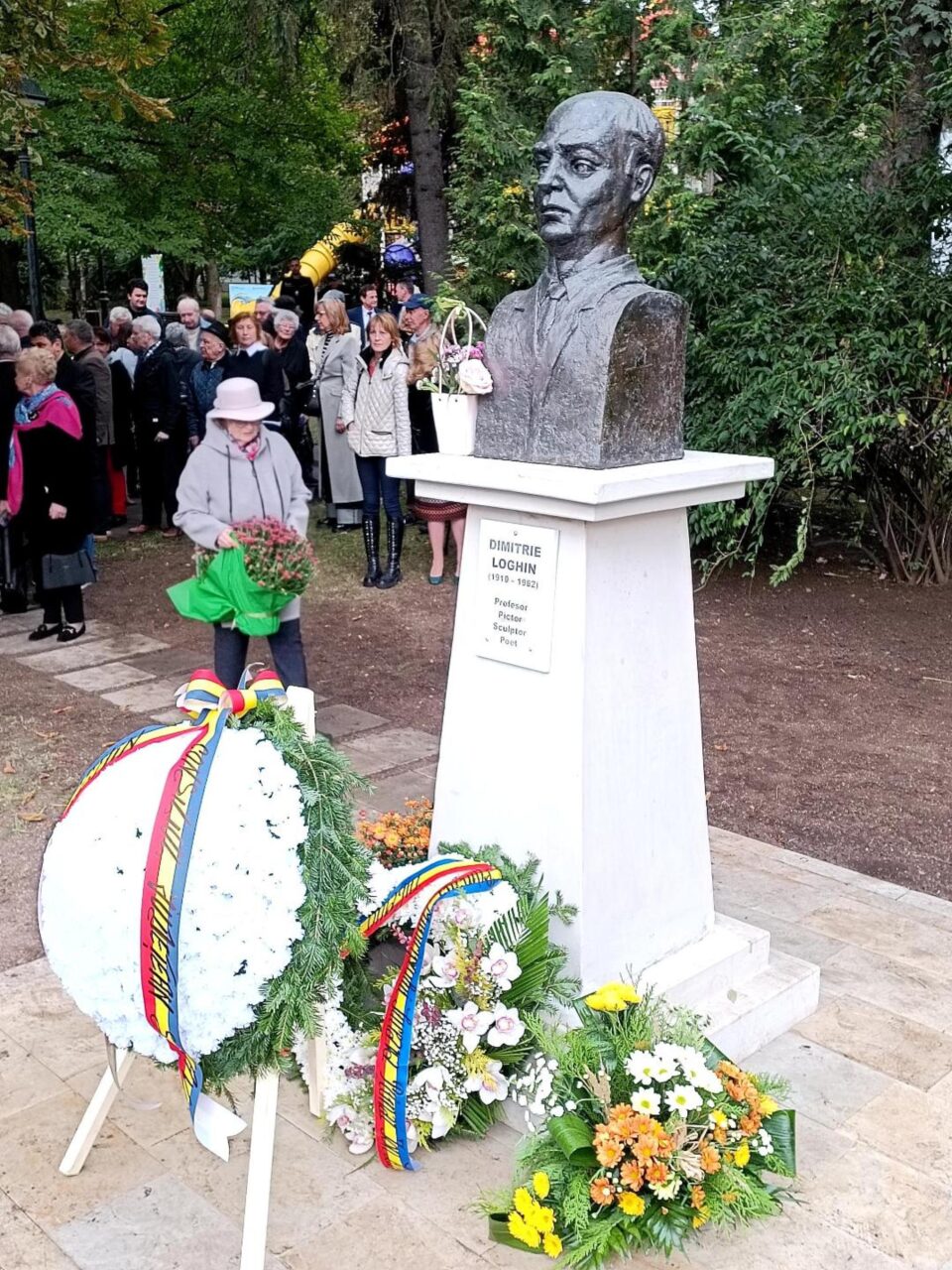 Bustul profesorului și pictorului Dimitrie Loghin, dezvelit vineri în Parcul Central din Suceava