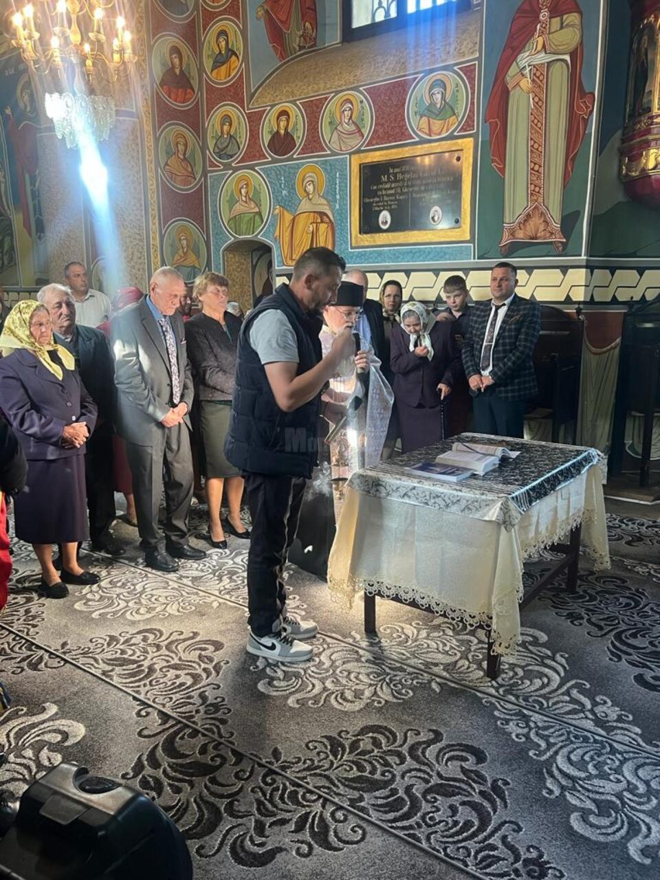 În timpul oficierii slujbei religioase în biserica din Bănești