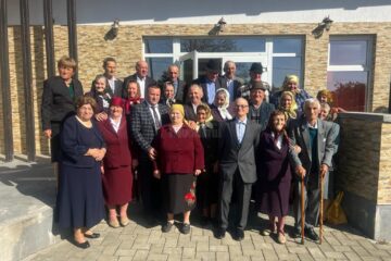 Viceprimarul Marian Sabie, alături de cuplurile de aur din comuna Fântânele